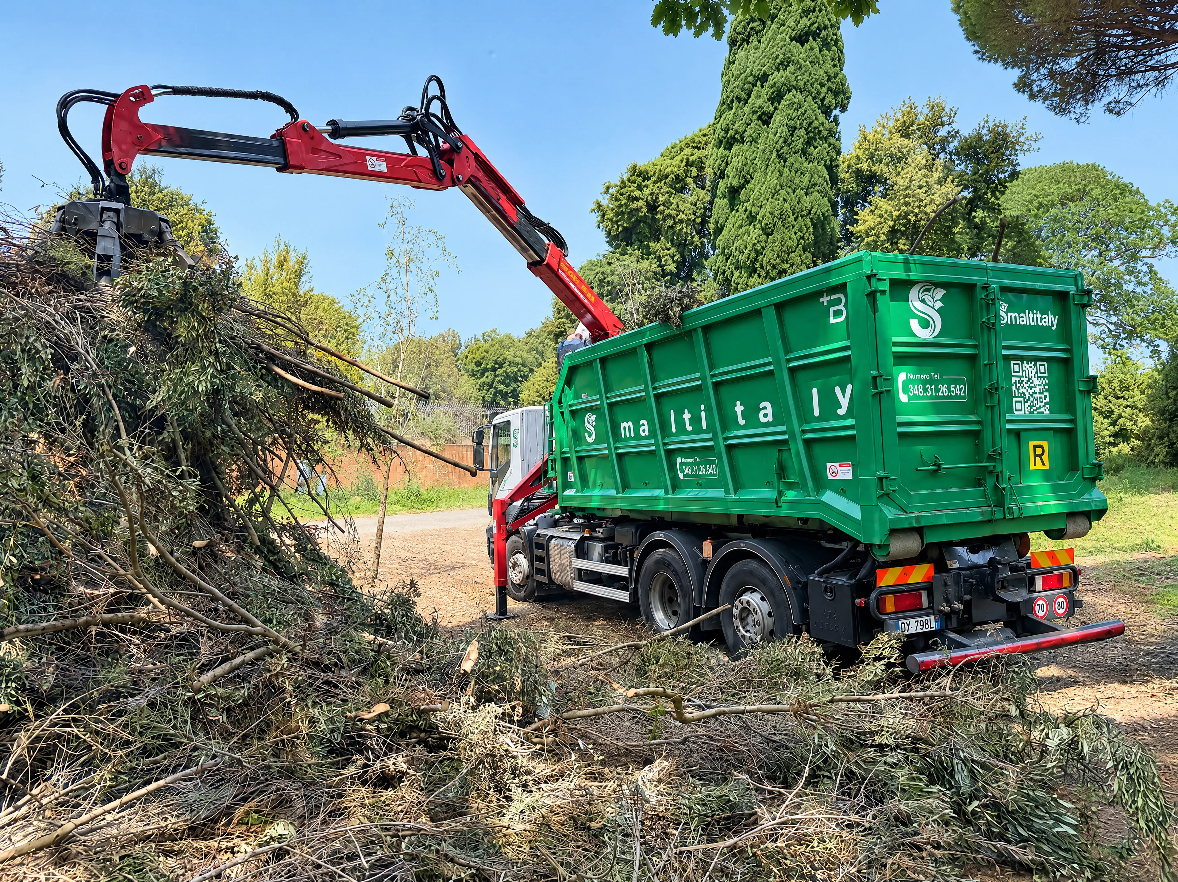 Il cassone verde Smaltitaly durante la raccolta delle ramaglie